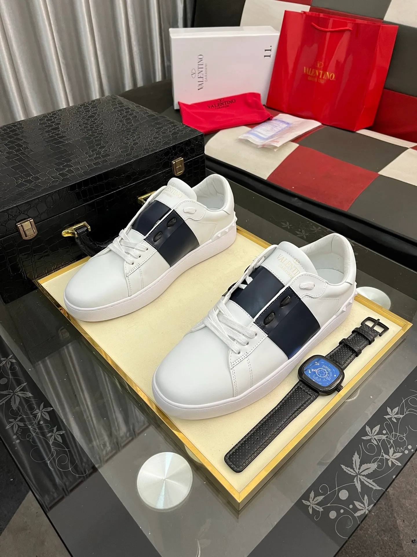 Men's shoes💰420⌚️⌚️Valentino white shoes⚡️Original replicas are coming👉Many pictures of the feet of Internet celebrities🔥Authentic Hong Kong purchased for HKD 5,500⚠️All parts are genuine molds, refuse to look at pictures to make goods👊The upper is made of top-grained cowhide➕3D printed. Water-dyed cow lining inside + cowhide feet, code number: 38-44